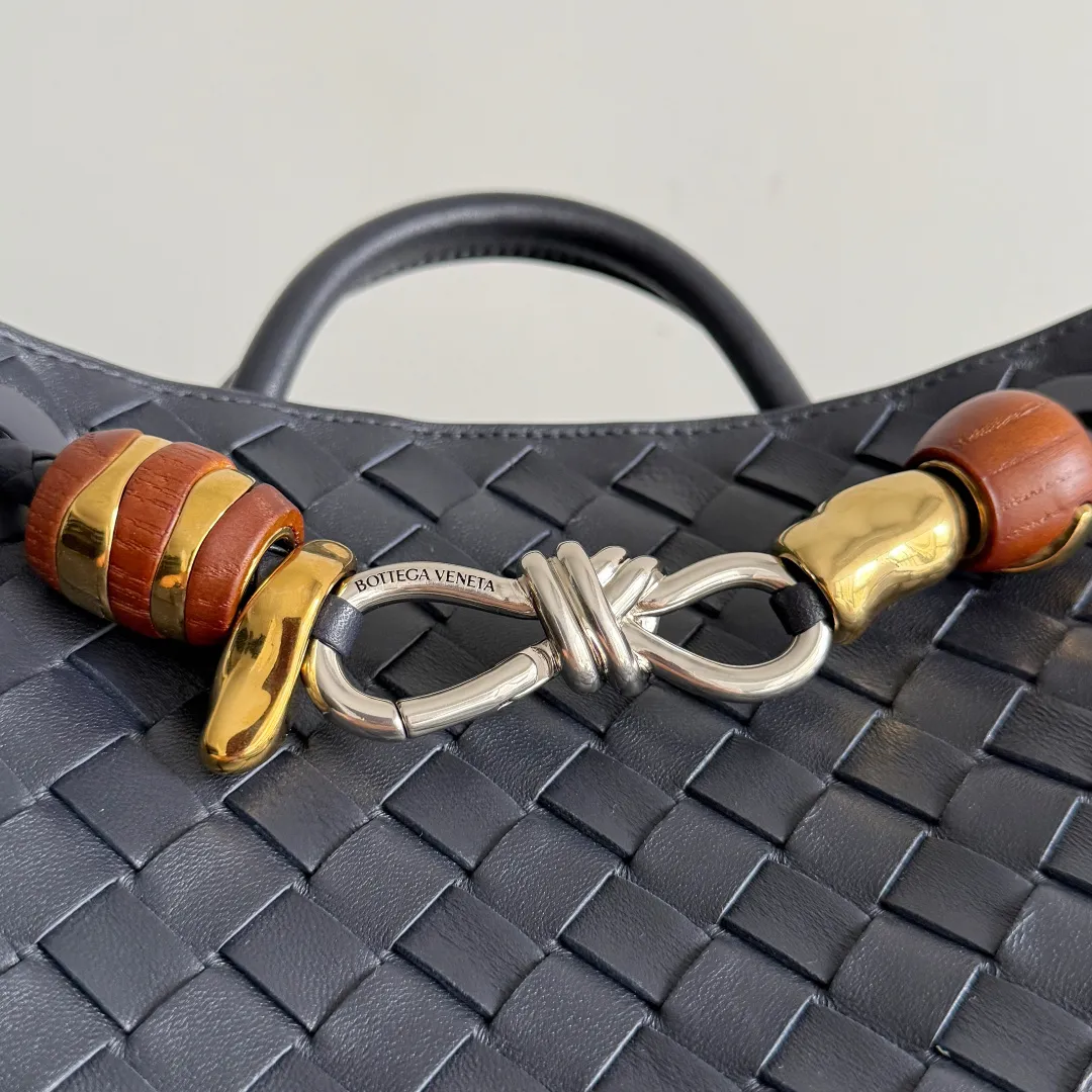 The new Andiamo batch of 3060 BV is shipped‼ ️The classic intercciato weaving process is used to create a soft bag, the metal knot is made of micro-cast aluminum using jewelry technology🪢, and the decorative beads are made of metal and hand-polished oak, allowing you to jump repeatedly between elegance and fun💃, making it unpredictable. Classic and versatile, it shows off your temperament, and the bag has a large capacity, making it very convenient for daily commuting! It has a variety of carrying methods, the shoulder straps can be adjusted by yourself, the original lambskin feels soft and delicate, and the unisex style breaks gender boundaries and brings a more practical and long-lasting use experience. The Andiamo, which has both elegant and casual styles, perfectly interprets the "fashionable old money style". Style number: 743568+wood hardware Color: space blue silver buckle Size: 25*22*10.5cm